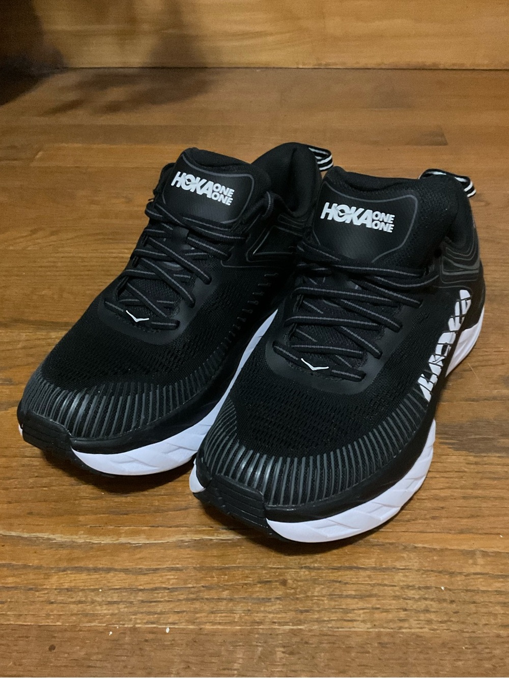 Hoka One One Bondi 7. Black/White. In Excellent Condition. Women’s 9.5